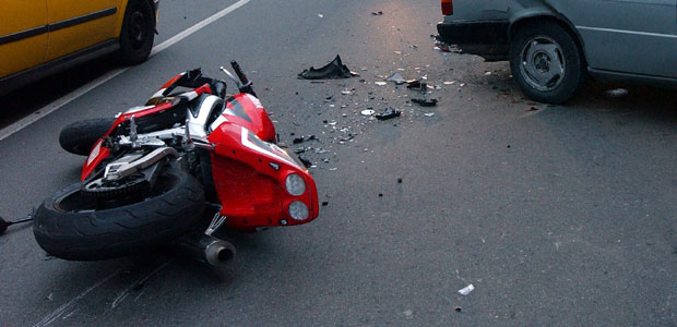 НЕСРЕЋА НА ЗРЕЊАНИНСКОМ ПУТУ: Судар мотора и аутомобила, погинуо мотоциклиста